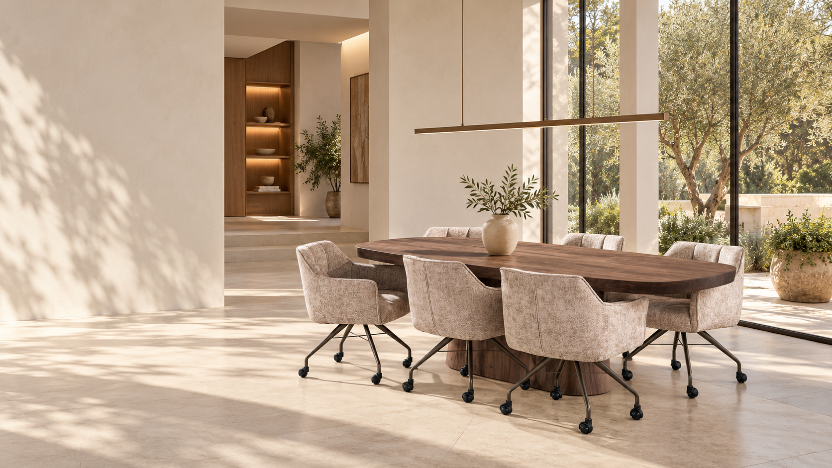 Moderner Essbereich mit dunklem Holztisch und warmen Naturmaterialien