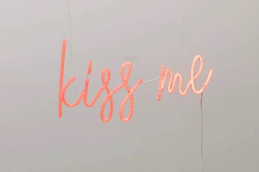 Wandleuchte Lichtschrift Kuss 25 cm